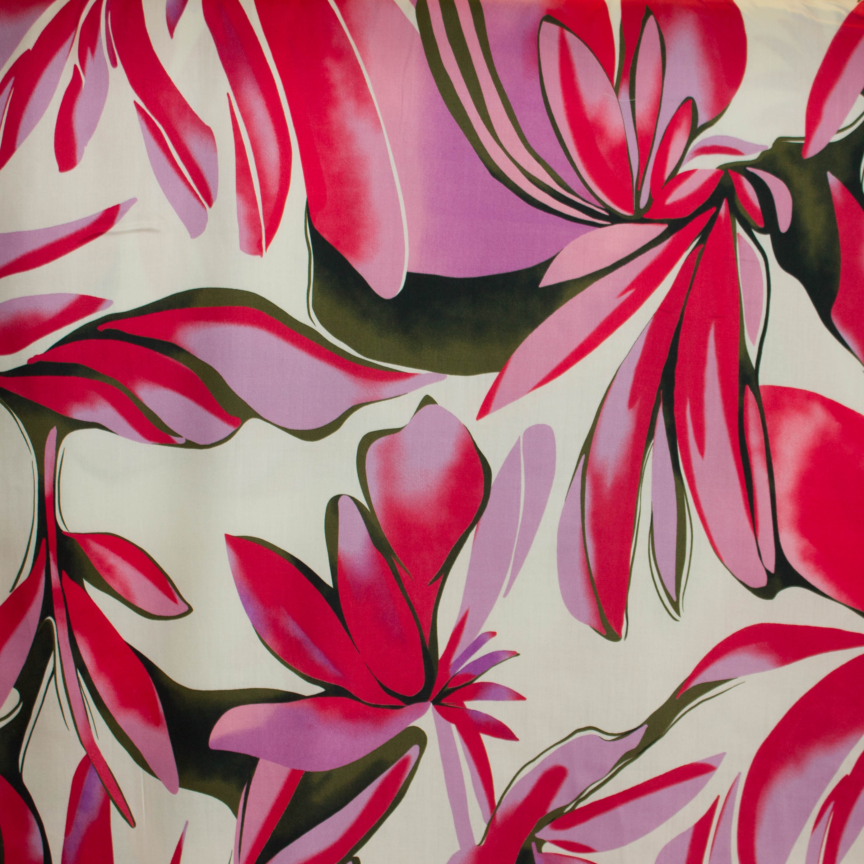 Viscose satijn ecru met roze-lila bloemen